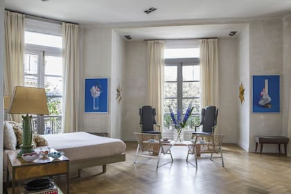 En los 500m2 de su departamento de estilo francés conviven obras de arte contemporáneo, antigüedades y muebles firmados.