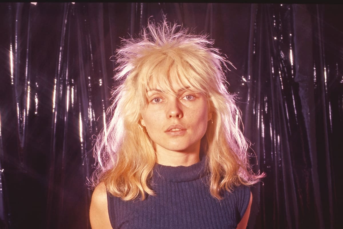 En los 70, al frente del grupo Blondie, marcó a fuego a generaciones de chicas con una estética personal que rompió con todos los esquemas. Antes de presentarse en la Argentina, afirma: “Sé que soy un ícono porque hice cosas en su tiempo que no se hacían y ahora parecen normales"