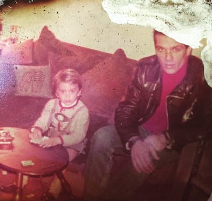 En los 80 con papá Vitico, con el que toca en Riff y Viticus. “Hoy nos llevamos mejor que nunca”, dice Nico