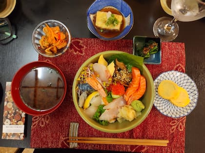 “En los 80 estaba de moda el kaiten (el sushi servido sobre una cinta transportadora, comida rápida a la japonesa), tenían capital y que pagaban bien. Era pura velocidad, sushi robot, no importaba si era rico", destaca Shimada, quien en Bistro Tokyo apuesta por la cocina japonesa tradicional