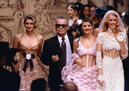 En los 90, entre lujos y audacias, Karl tan célebre como sus supermodelos, Cindy Crawford, Helena Christensen, Claudia Schiffer