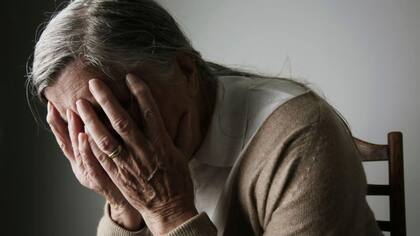 En los adultos mayores, olvidar palabras puede provocar frustración