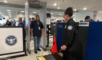 En los aeropuertos, ante una revisión de la TSA, los animales deben ser retirados de sus transportadoras y llevados en brazos