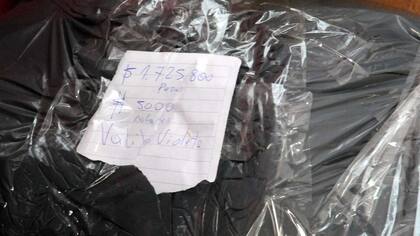En los allanamientos, la policía secuestró hasta el momento más de 5 millones de pesos, cien mil dólares y varias armas de fuego