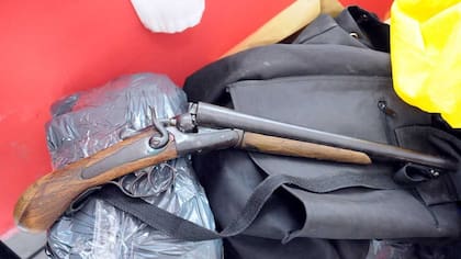 En los allanamientos, la policía secuestró hasta el momento más de 5 millones de pesos, cien mil dólares y varias armas de fuego