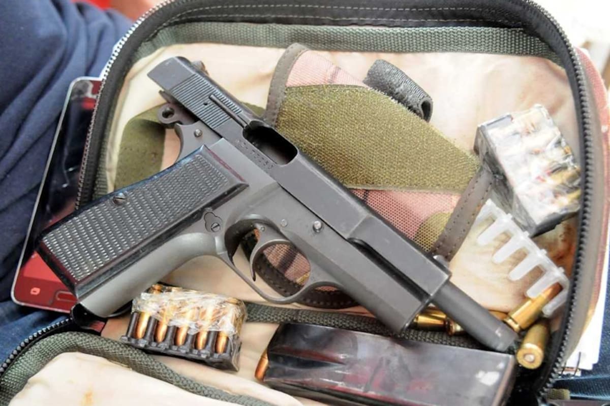 En los allanamientos, la policía secuestró hasta el momento más de 5 millones de pesos, cien mil dólares Y VARIAS ARMAS DE FUEGO