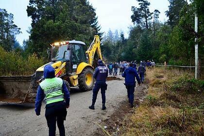 En los alrededores de la zona, hay retenes para evitar que más personas lleguen al predio