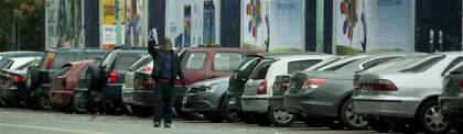 En los alrededores del museo Malba, un "trapito" le indica a un conductor dónde estacionar; por esa acción cobrará $ 30