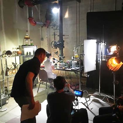 En Los Ángeles, dirigiendo un videoclip de la banda de rock Cinco Santos. Ernesto también entrevistó a artistas como Gustavo Cerati, Babasónicos, Mercedes Sosa, Juana Molina, Fabulosos Cadillacs, Fito Páez, Nathy Peluso y Bizarrap para el Los Ángeles Times, Rolling Stone y otras publicaciones.