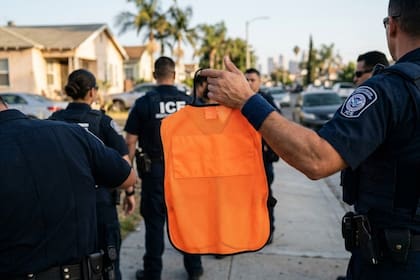 En Los Ángeles, se registró un caso de agentes del ICE que vestían chalecos naranjas de empleados municipales