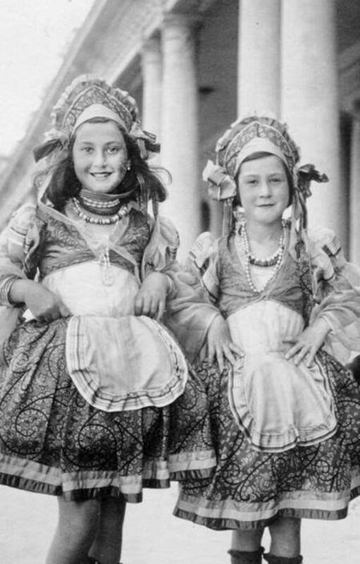 En los años 20 y 30, durante el apogeo de la rambla Bristol era una tradición disfrazarse y tomarse fotografías durante el carnaval.