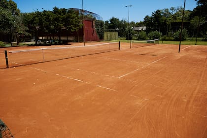En los años 70, el club vivía otra escala: llegó a reunir entre 3000 y 4000 socios, con filas para jugar al tenis y para entrar a la cancha de pelota paleta. El movimiento era constante, una postal muy distinta a la de hoy