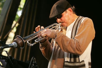 En los años 70 el trompetista fundó la Fort Apache Band, grupo fundamental para el desarrollo y la expansión del latin jazz