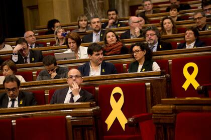 En los asientos del expresidente Carles Puigdemont y el líder independentista Oriol Junqueras pusieron moños amarillos