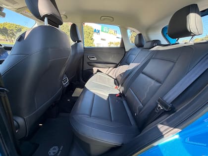 En los asientos traseros, el piso es plano, una característica habitual en este tipo de motorizaciones