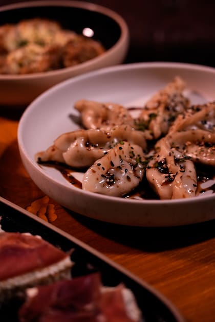 En los bares, ya no se trata de rabas, papas fritas o maní, en la carta de Verne hoy ofrecen gyoza