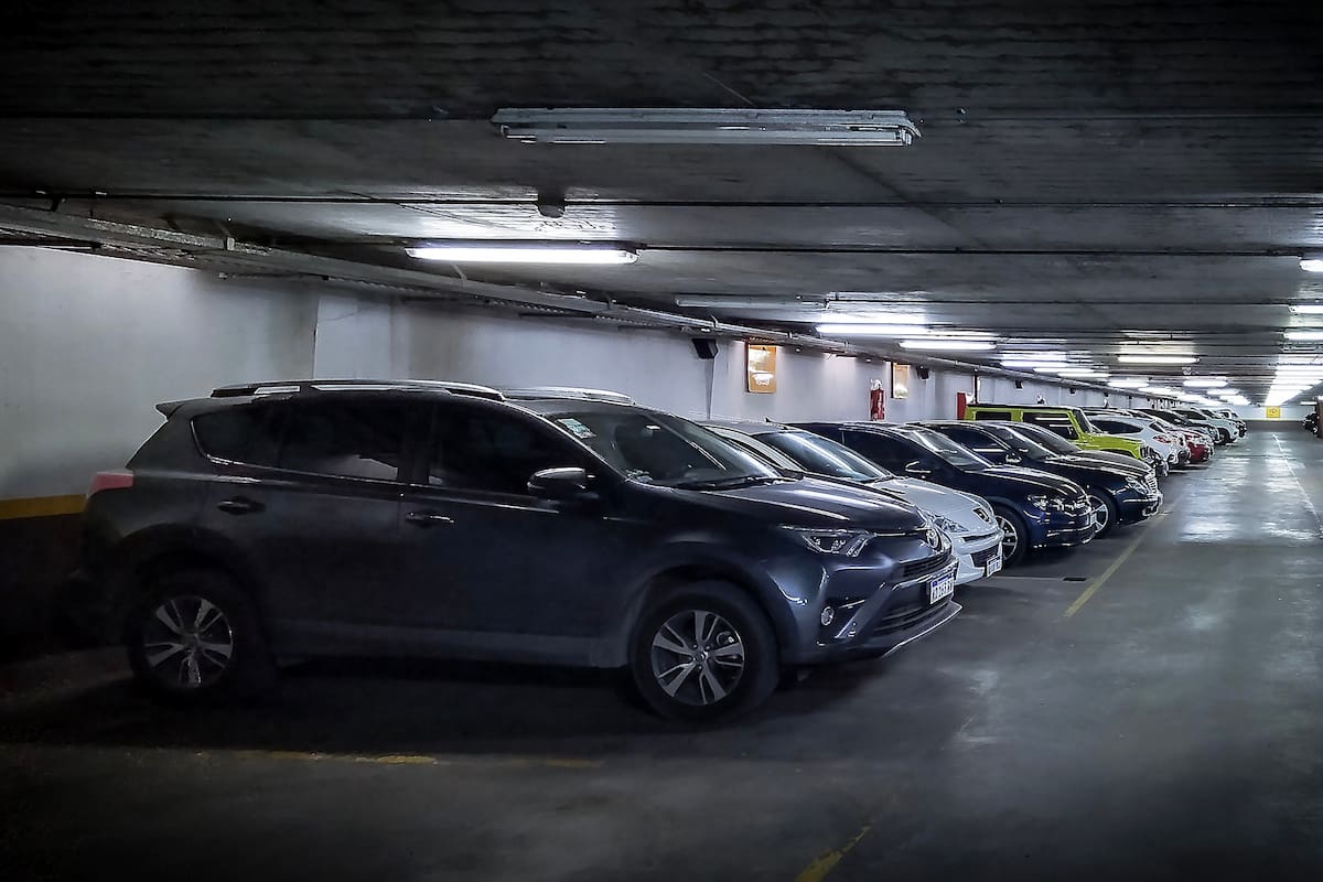 En los barrios donde estacionar en la vía pública se vuelve casi imposible, la demanda por cocheras privadas aumenta