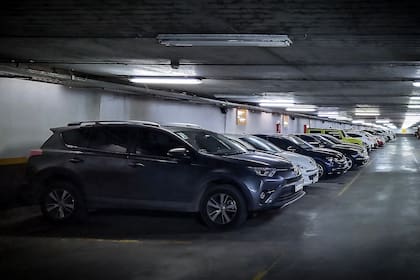 En los barrios donde estacionar en la vía pública se vuelve casi imposible, la demanda por cocheras privadas aumenta