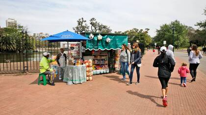 En los bosques de Palermo, prolifera la venta ambulante de alimentos