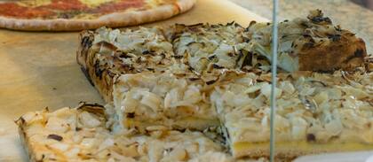 En Los Campeones el horno pizzero es a leña
