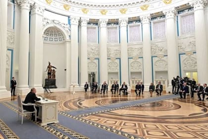 En los días previos a la invasión, la televisión rusa transmitió una sesión del presidente Putin con 30 miembros del Consejo de Seguridad en el Kremlin de Moscú