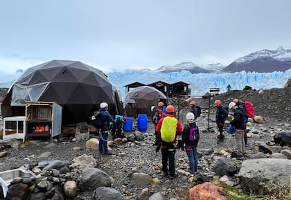 En los domos se alistan los turistas.
