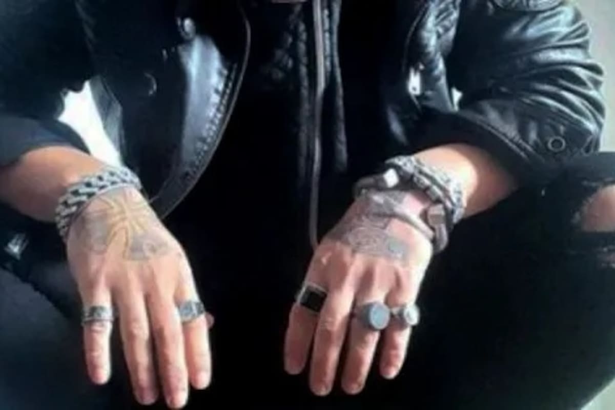 En los dorsos de sus manos, Sabag Montiel tiene tatuajes de la Cruz de Hierro y el Martillo de Thor
