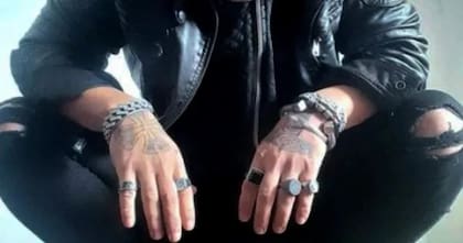 En los dorsos de sus manos, Sabag Montiel tiene tatuajes de la Cruz de Hierro y el Martillo de Thor; esas imágenes sobre la piel son una prueba importante en la acusación de intento de homicidio, ya que quedó filmada la mano que empuñaba el arma