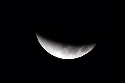 En los eclipses lunares es la Tierra la que se interpone entre la Luna y el Sol, aunque técnicamente es la Luna la que entra en una de las zonas de sombra o penumbra de la Tierra.
