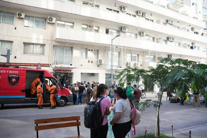 En los edificios de Parque Patricios trabajaron Bomberos y policía para empezar a restablecer los servicios