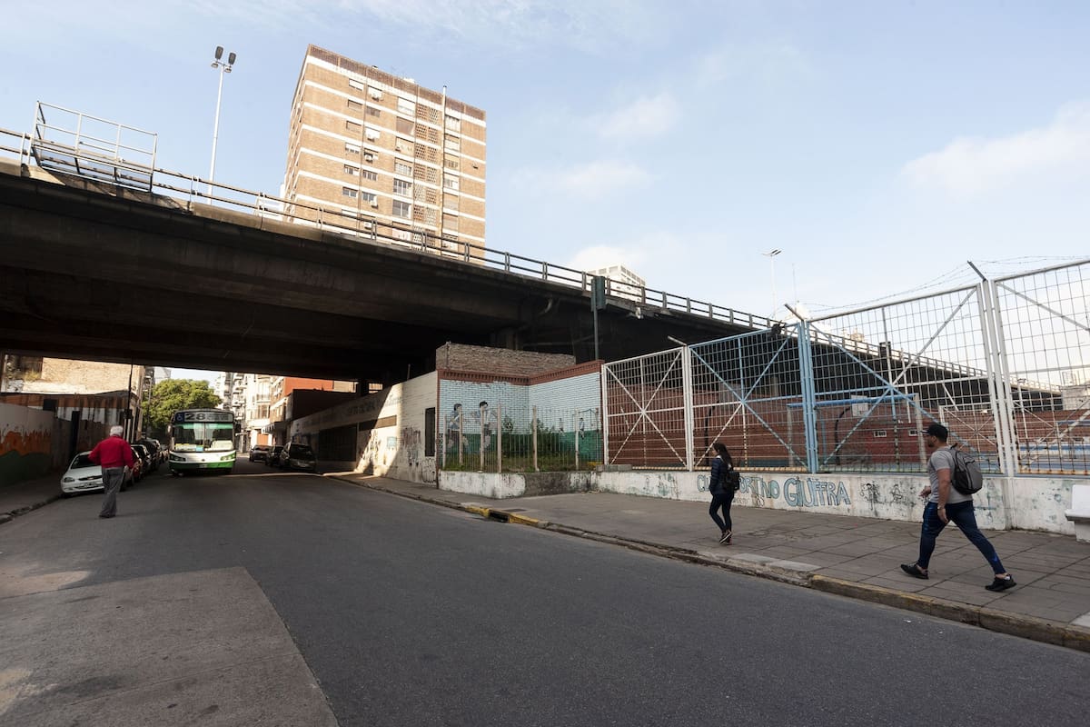 En los espacios bajo la autopista, prevén que habrá locales gastronómicos