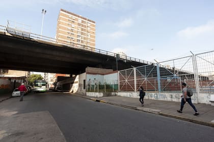 En los espacios bajo la autopista, prevén que habrá locales gastronómicos