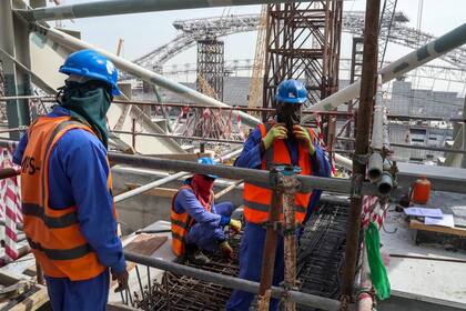 En los estadios que se construyen en Qatar, los obreros utilizan protectores, pero no siempre las distancias entre ellos se puede respetar