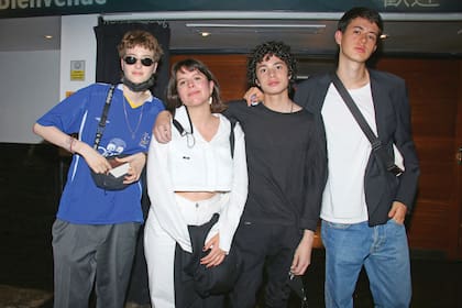 En los extremos de la foto, Paloma y Dante –hijos de Sebastián y Guillermina Valdés– junto a Rosario Ortega y Benito, hijo de Julieta e Iván Noble.
