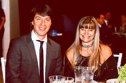 En los festejos por el tricampeonato de Olimpia, junto a su mujer