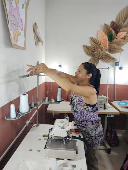 “En los horarios donde no hay clases, aprovechamos las máquinas de costura para hacer nuestras producciones”, dice Sonia, que creó su propio emprendimiento, “Toque de Ángel”