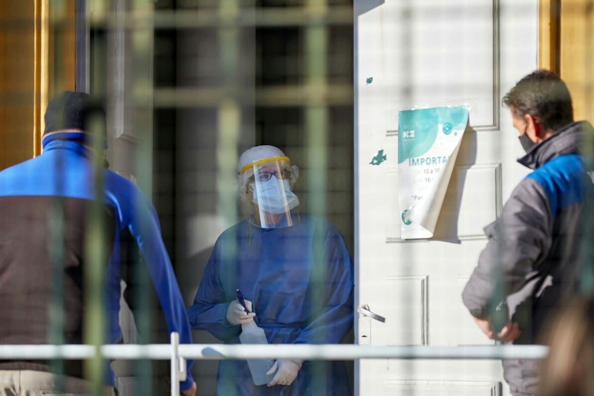 En los hospitales mendocinos, los familiares de los enfermos críticos podrán ingresar a darles el último adiós.