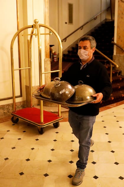 En los hoteles Plaza y Alvear venden vajilla y muebles
