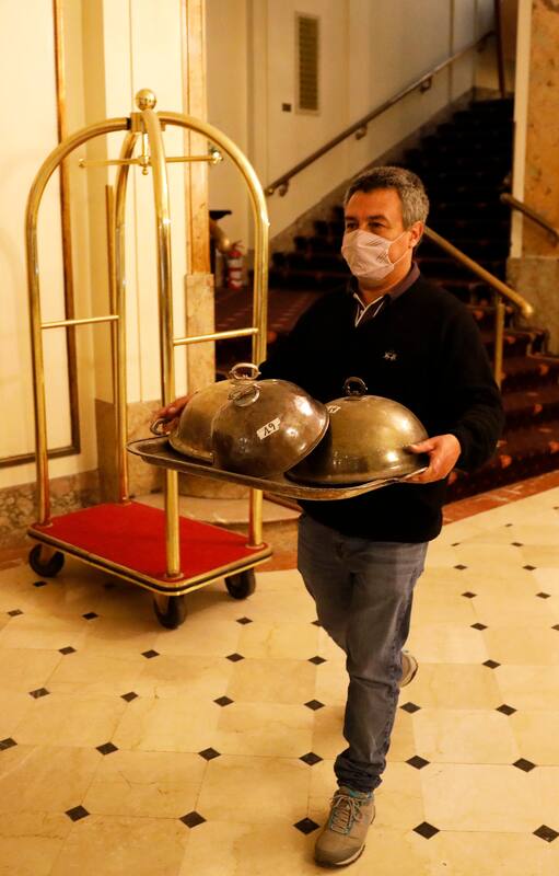 En los hoteles Plaza y Alvear venden vajilla y muebles