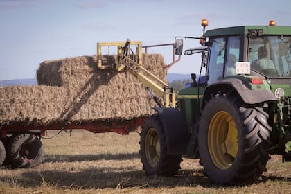 “En los implementos enganchados al tractor deben estar protegidas las tomas de fuerza de las barras cardánicas, para evitar arrastres del operario durante el giro"