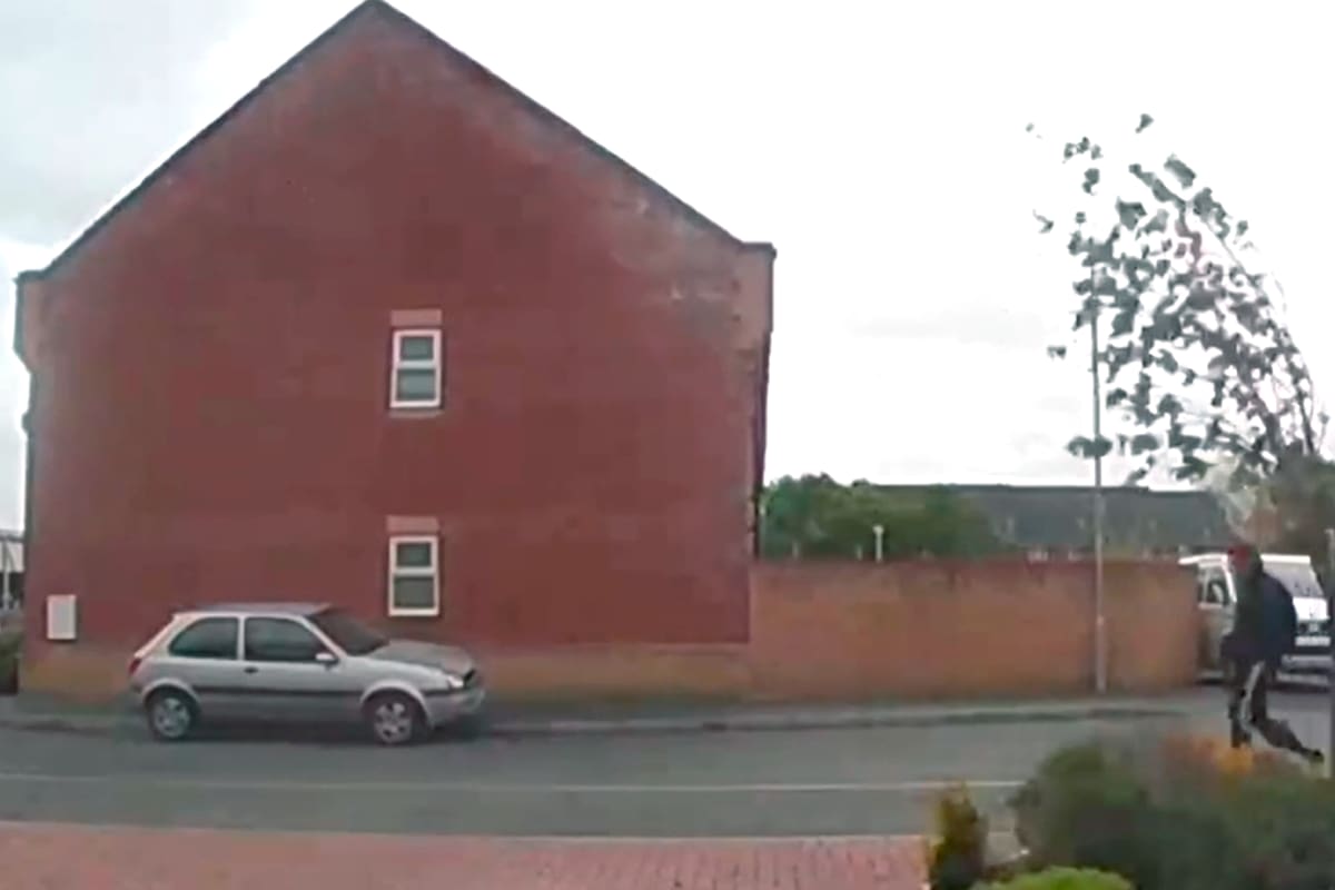 En los instantes previos a que el techo se derrumbara, un peatón pasó delante de la casa; todo quedó registrado por una cámara de seguridad