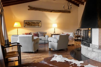 En los interiores se propuso una decoración que conjuga lo criollo con la tradición inglesa
