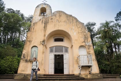 En los jardines de la posada hay una capilla que diseñó el arquitecto Alejandro Bustillo.