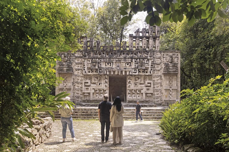 En los jardines de la Sala Maya del Museo Nacional de Antropología se encuentra una reproducción exacta del Palacio Principal de Hochob, Campeche.
