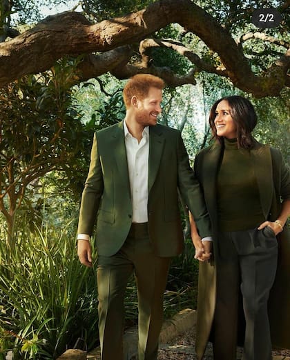 En los jardines de su casa en Montecito, la pareja parece montada digitalmente sobre la imagen