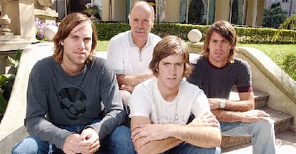En los jardines del Jockey Club, Gonzalo Pieres con sus tres hijos: Gonzalito, Nicolás y Facundo. Ganaron el título en San Isidro