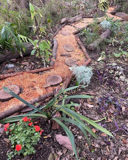En los jardines se hicieron senderos para poder trabajar sin pisar las plantaciones.