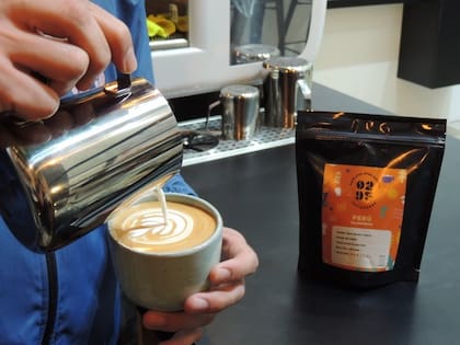 En los locales sirven café y venden otros productos, como rolls de canela.