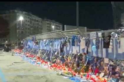 En los los alrededores del estadio del Napoli los seguidores de Diego Maradona dejaron recuerdos de todo tipo, incluidos algunos completamente insólitos y de gran ingenio