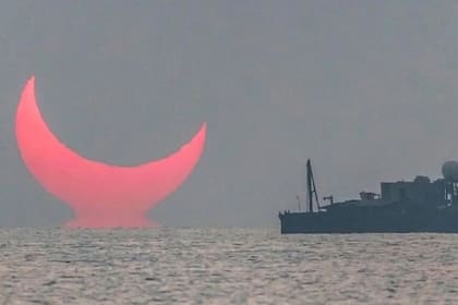 En los lugares en donde amanezca mientras el eclipse esté en curso aparecerá el Sol en forma de media luna en el horizonte (NASA)
